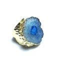 Detalle del anillo texturizado chapado en oro de 14K con cristal druzy azul natural - Abierto Ajustable / Azul