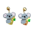 Orecchini a forma di koala con foglie di bambù verdi e perno dorato su sfondo bianco - M152 Bradipo Ramo Koala
