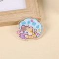 Lindo pin de acrílico de gato calicó con motivo de pez y texto de diseño relajante - Gato perezoso