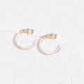Orecchini a cerchio a C in oro e smalto bianco con luminose pietre di zircone - Bianco