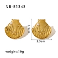 Detailansicht der 18k vergoldeten Muschelohrringe mit Seesternrelief und Perlenakzent - Goldener Muschel Seestern Stil (NB-E1343) / 18K Gold