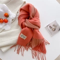 Detailweergave van zachte oranje kasjmierachtige sjaal met franjes en merklabel - 200*70cm / Oranjerood
