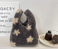 Détail du sac à main en peluche grise avec fleurs marguerites et doublure à carreaux - Marguerite Grise Laine d'Agneau