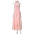 Detail eines rosa Neckholder-Kleids mit tiefem V-Ausschnitt und Taillenfalten auf Weiß - S / Rosa