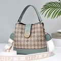 Bolso cubo de cuero verde con diseño de diamantes y correa de hombro de marca - Rombos Verdes