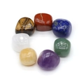 Set aus 7 polierten Natur Edelsteinen inklusive Tigerauge und Amethyst auf weißem Grund - Buntes Naturstein Set