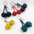 Llaveros artesanales de cuero con nudo de puño de mono en cinco colores diferentes - Colores Mezclados al Azar