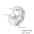 Gepolijste zilveren titaniumstalen ring met ronde zirkoon in dik minimalistisch design - US 6 / Staalkleur