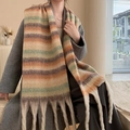 Écharpe à rayures arc-en-ciel effet cachemire avec longues franges sur manteau gris - 60s Arc-en-ciel Rayures Franges