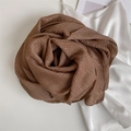 Sciarpa plissettata marrone scuro con fili lucidi piegata in una forma di rosa decorativa - 200*80cm / Marrone Cacao