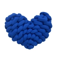 Detalle de cojín de corazón azul tejido a mano con cuerda de algodón y textura anudada - Azul Real
