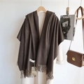 Detail eines dunkelbraunen Strickschals mit Fransen an einem weißen Mantel mit Accessoires - Schwarz Kaffee / 200cm
