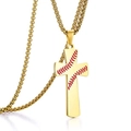 Collar de cruz de acero dorado con patrón de costura de béisbol rojo en fondo blanco - Dorado