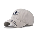 Détail d'une casquette en coton délavé avec broderie A+ et bord de visière effiloché - Réglable / Poche zippée