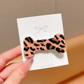 Barrette à cheveux rose en forme d'os avec motif léopard en résine brillante - Léopard Café