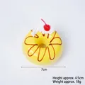 Donut finto in PU giallo con glassa al cioccolato e ciliegia, diametro 7cm - Giallo-Ciliegia