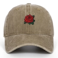 Primer plano detallado del bordado de rosa roja en una gorra de béisbol caqui lavada - Caqui