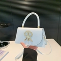 Elegante borsa a mano in pelle bianca con logo RR dorato e manico per l'uso quotidiano - Bianco