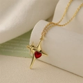 Collana vintage dorata con cuore rosso su ciondolo a stella esposta su supporto bianco - Cuore Stella