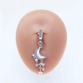 Detail eines silbernen Bauchnabelpiercings mit Mondanhänger und Zirkon-Herz - Silber Mond & Stern