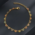 Primer plano de pulsera de cadena dorada con corazones de esmalte de colores y cierre de langosta - Luna