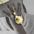 Vue macro du pendentif doré vintage avec émail vert et perles baroques naturelles - Pendentif Fleur Irrégulier - Jaune