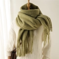 Détail d'une écharpe en mohair vert olive avec maille épaisse et franges longues - Vert Armée / 240x38cm
