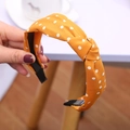 Cerchietto per capelli giallo a pois con nodo incrociato in tessuto, vista a mano - Giallo a pois neri annodato