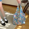 Borsa tote in tela a fiori con motivi colorati ed etichetta tessuta LOVE bianca estiva - Blu tulipano