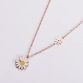 Collana a margherita in oro rosa con ciondoli in smalto bianco su uno sfondo bianco pulito - Oro rosa