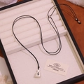 Detailansicht der Geldbeutel-Halskette mit Dollar-Symbol und verstellbarer schwarzer Kordel - Lanyard-Stil / Silber