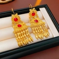 Orecchini vintage dorati con gemme rosse e nappe metalliche finemente incise - Stile Nappa di Gemma Rossa Cava (Gancio per Orecchio-Oro-Rosso)