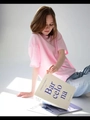 Primer plano de camiseta de algodón rosa con cuello redondo y hombros caídos modernos - S / Rosa