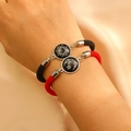 Detail von gewebten elastischen Armbändern mit Sonnen- und Mondanhängern auf Satin - Sonne Mond Leuchtend Stil (A-34)