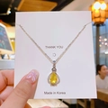 Elegante collana in acciaio al titanio con gemma gialla a goccia e strass scintillanti - Argento