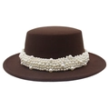 Détail d'un chapeau de feutre marron orné d'un ruban de perles blanches élégantes et chic - M(56-58cm) / Café