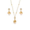 Set collana doppia dorata e orecchini di perle a goccia su sfondo bianco puro - Set di Gioielli Collana e Orecchini (1#)