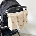 Beige gesteppte Baumwoll-Wickeltasche mit Bärenstickerei am Kinderwagen hängend - Bär