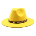 Detail eines hellgelben Fedora-Hutes aus Wolle mit braunem Webband und Goldniete - M (56-58cm) / Gelb