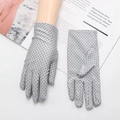 Women's UV protection gloves in grey fabric with black polka dots for driving - Polka Dot / Light Gray