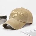 Cappellino da baseball in cotone lavato kaki con ricamo Sagittario e finitura vintage - Stile Ricamo Sagittario / Beige