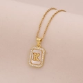 Détail du pendentif lettre K en or 18K avec nacre et contour en cristaux brillants - Lettre K