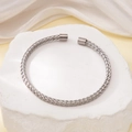 Elegante bracciale rigido a C argento con trama intrecciata realizzato in acciaio inossidabile - Argento