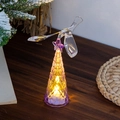 Nahaufnahme einer leuchtenden lila Vogellampe für Weihnachten mit warmem LED Licht - Lila