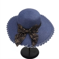 Dettaglio cappello di paglia blu scuro con bordo in pizzo e fiocco in nastro nero - M (56-58cm) / Blu navy