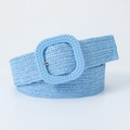 Ceinture tressée élastique bleu clair avec boucle carrée sur fond blanc pur - Bleu / 80-100cm