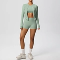 Dreiteiliges Yoga-Set Detail mit mintgrüner Kapuzenjacke und High-Waist-Shorts - S / Basilikumgrün