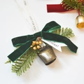 Campana di Natale con fiocco di velluto verde scuro e aghi di pino per decorazione - Fiocco di Velluto Verde Campanello Piatto