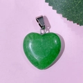 Pendentif coeur en pierre naturelle verte avec fermoir en métal argenté sur fond rose - 22-Jade de Malaisie