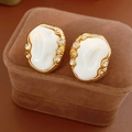 Macro de pendientes barrocos vintage con esmalte blanco y cristales sobre terciopelo marrón - Pin de Plata-Oro-Blanco